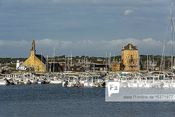 Camaret-sur-Mer der Hafen Tour Vauban und die Kapelle Notre-Dame de Rocamadour Departement Finistère Bretagne Frankreich Europa
