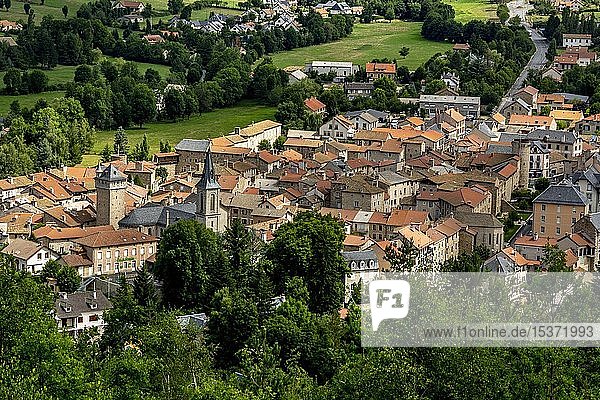 Blick auf die Stadt  Le Malzieu Ville  Departement Lozere  Okzitanien  Frankreich  Europa