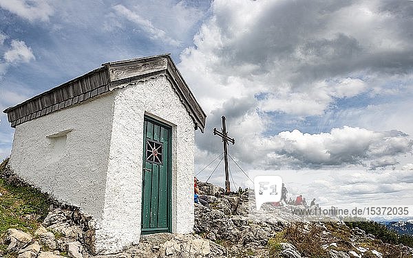 Kapelle und Gipfelkreuz am Gipfel des Spitzstein Erl Österreich Europa