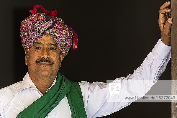 Ahir-Mann mit traditionellem Turban  Porträt  Great Rann of Kutch  Gujarat  Indien  Asien