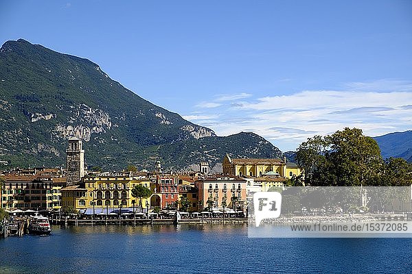Hafen  Uhrenturm Torre Apponale  Riva del Garda  Gardasee  Provinz Trentino  Italien  Europa