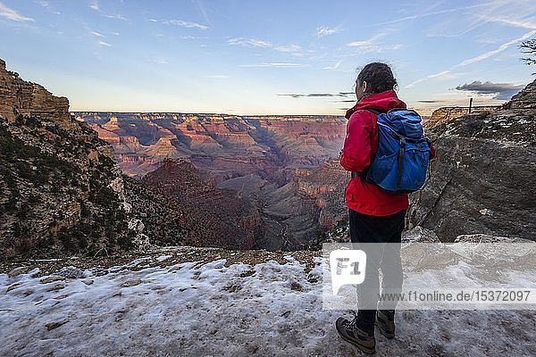 Junge Frau schaut in die Schlucht des Grand Canyon  Blick vom Bright Angel Trail  erodierte Felslandschaft  South Rim  Grand Canyon National Park  bei Tusayan  Arizona  USA  Nordamerika