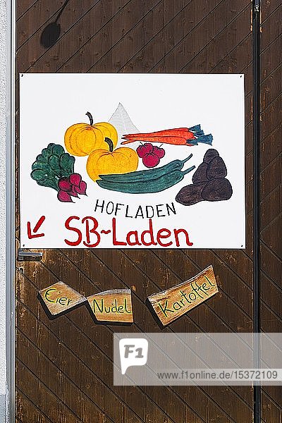Schild Hofladen an der Türe eines Bauernhofs Schlacht Oberbayern Bayern Deutschland Europa