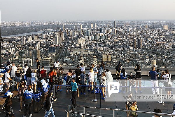 Besucher auf der Aussichtsplattform des Maha Nakhon Tower  314m  Stadtpanorama  Blick auf Sakhon und Yan Nawa Bezirk  Bang Rak Bezirk  Bangkok  Thailand  Asien