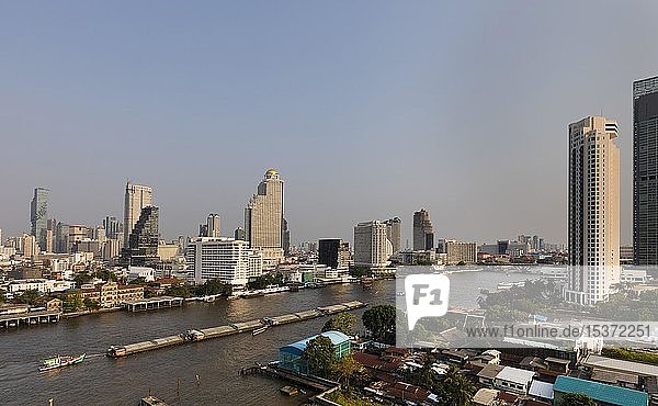 Panoramablick vom Icon Siam  Skyline  Schlepper mit Kähnen auf dem Mae Nam Chao Phraya  Bang Rak Bezirk und Khlong San Bezirk in Thonburi  Bangkok  Thailand  Asien