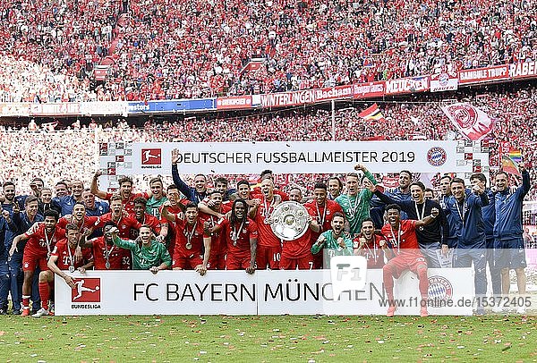 Mannschaftsfoto Gruppenbild Meisterfeier 2019 FC Bayern München ist zum 29. Mal Deutscher Meister der Bundesliga Allianz-Arena München Bayern Deutschland Europa