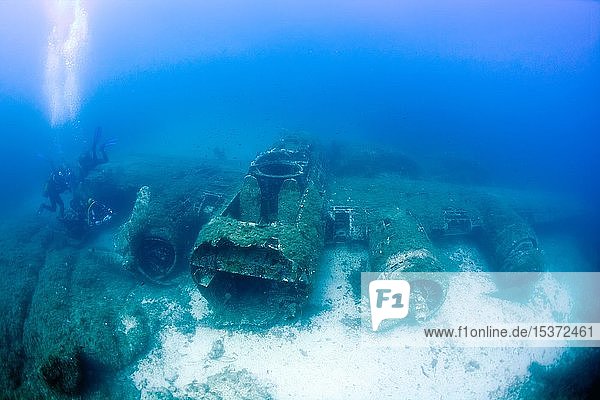 Diver at the wreck B-17-G  American bomber from the Second World War  1944  Calvi  Corsica  France  Europe