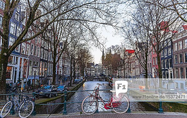 Fahrrad auf der Grachtenbrücke  Gracht mit historischen Häusern  Amsterdam  Nordholland  Niederlande