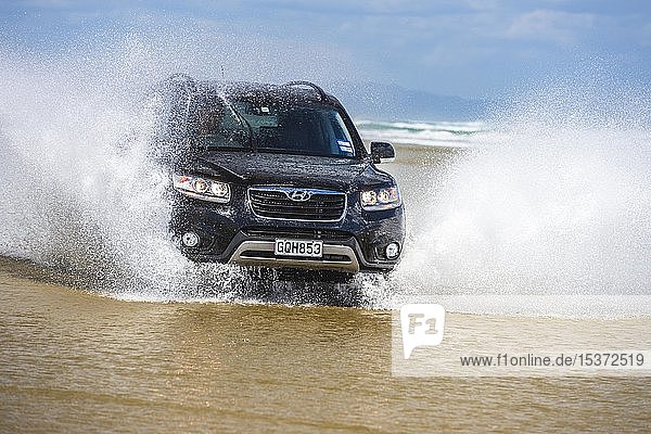 Schwarzer Hyundai Santa Fe 4x4 SUV fährt am Strand von Ninety Mile Beach im Wasser  Far North District  Northland  Nordinsel  Neuseeland  Ozeanien