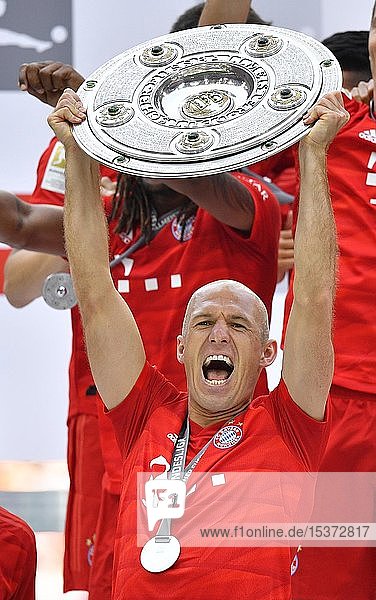 Arjen Robben FC Bayern München Jubel mit Meisterschale Trophäe Meisterfeier 2019 FC Bayern München ist zum 29. Mal Deutscher Meister der Bundesliga Allianz-Arena München Bayern Deutschland Europa