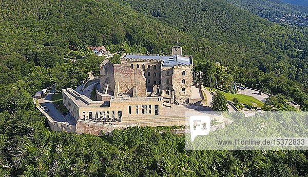 Drohnenaufnahme vom Hambacher Schloss historische Stätte für Entwicklung der deutschen Demokratie Hambach Neustadt an der Weinstraße Rheinland-Pfalz Deutschland Europa
