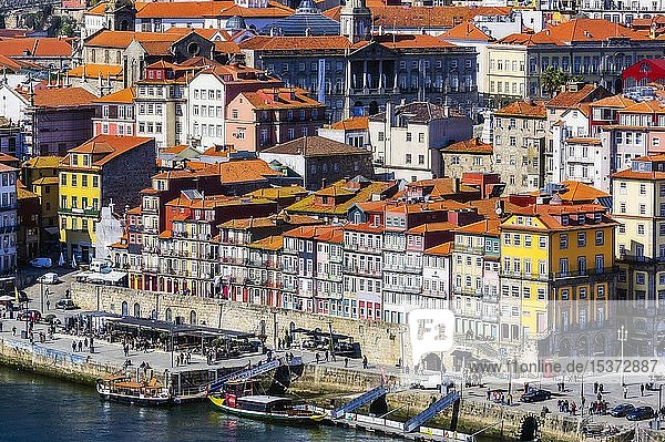 Stadtansicht mit Promenade am Fluss Rio Douro  Stadtteil Ribeira  Cais da Ribeira  Porto  Portugal  Europa