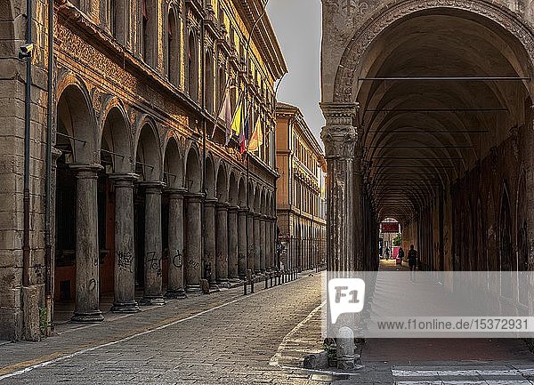 Durchgang durch die Via Zamboni Bologna Emilia-Romagna Italien Europa