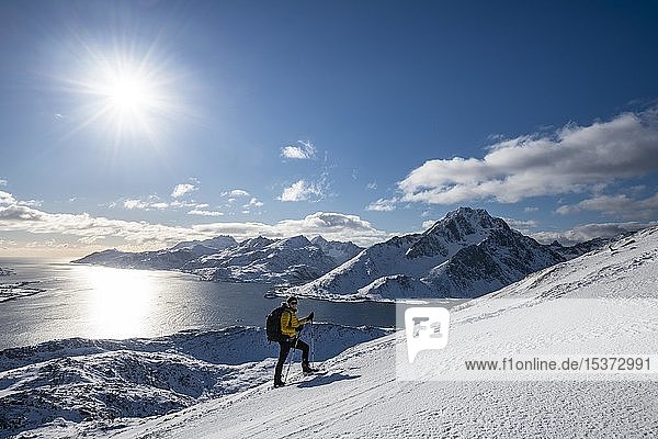 Wanderer beim Klettern am Offersøykammen  Vestvågøya  Lofoten  Norwegen  Europa