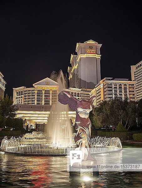 Springbrunnen und römische Statue vor Hotel und Casino Caesars Palace Nachtaufnahme Las Vegas Strip Las Vegas Nevada USA Nordamerika