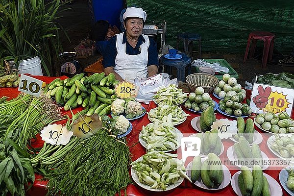 Verkäufer mit frischem Gemüse  Markt  Chiang Rai  Nordthailand  Thailand  Asien