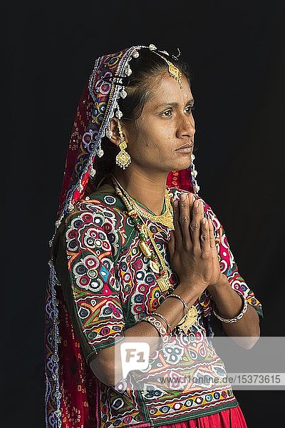 Ahir-Frau in traditioneller bunter Kleidung beim Beten  Great Rann of Kutch  Gujarat  Indien  Asien
