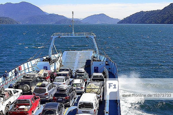 Beladene Autofähre von Hornopirén nach Leptepu  Comau-Fjord  Provinz Llanquihue  Region Los Lagos  Chile  Südamerika