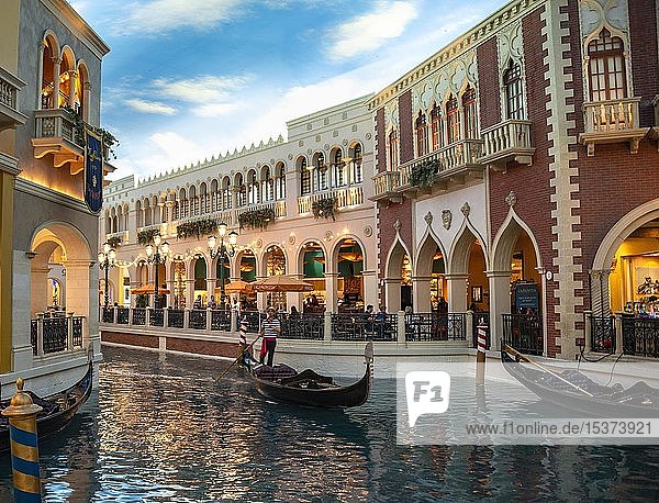 Nachgebildetes Venedig venezianische Gondeln auf dem Kanal Canal Grande Grand Canal unter künstlichem Himmel Venetian Resort Hotel Casino Las Vegas Strip Las Vegas Nevada USA Nordamerika
