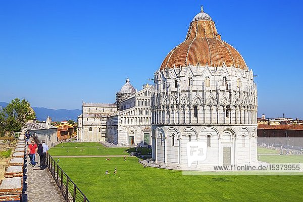 Baptisterium und Kathedrale  Blick von den Festungsmauern von Pisa  Campo dei Miracoli  Pisa  Toskana  Italien  Europa
