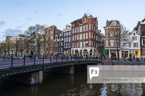 Abendstimmung  Gracht mit Brücke  Gracht mit historischen Häusern  Amsterdam  Nordholland  Niederlande
