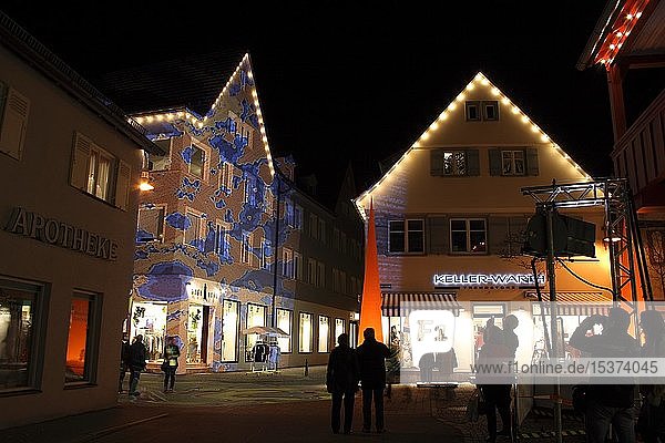 Mode-Ecke Modegeschäft  Geschäftsgebäude  Beleuchtung  Buergerturmstrasse in Biberach an der Riss  Altstadt  Oberschwaben  Baden-Württemberg  Deutschland  Europa
