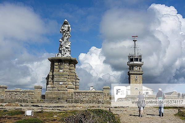 Notre Dame des Naufrages Statue und das Semaphor in Pointe du Raz, Departement Finistere, Bretagne, Frankreich, Europa
