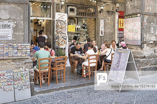 Pizzeria in der Altstadt von Neapel  Italien  Europa