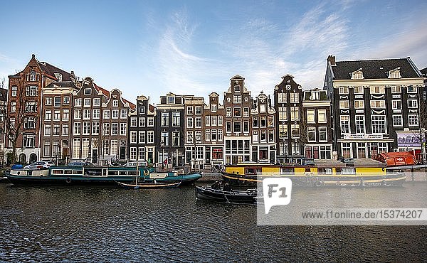 Singel Gracht mit bunten Hausbooten und historischen Häusern  Amsterdam  Nordholland  Holland  Niederlande
