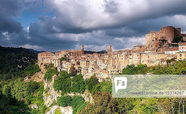 Ein Panoramablick auf Pitigliano  Toskana  Italien  Europa