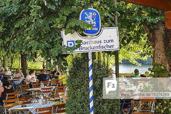Biergarten vom Gasthaus zum Bruckenfischer  Isar  Dürnstein bei Schäftlarn  Oberbayern  Bayern  Deutschland  Europa