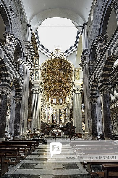 Innenansicht mit Heiligtum  Kathedrale San Lorenzo  Genua  Ligurien  Italien  Europa