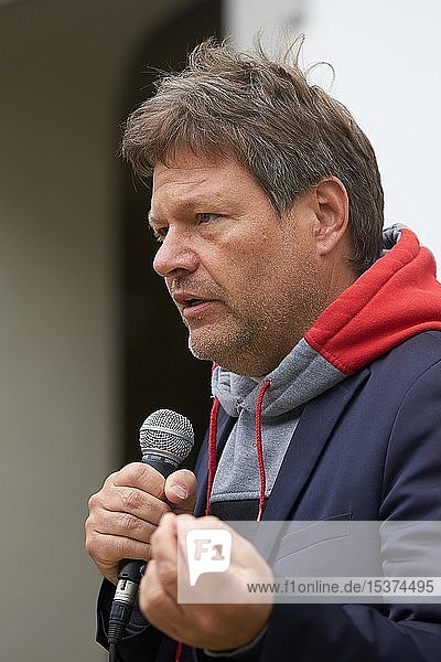Der Politiker Robert Habeck Bundesvorsitzender von BÜNDNIS 90/DIE GRÜNEN spricht bei einem Wahlkampfauftritt auf dem Jesuitenplatz in Koblenz Deutschland Europa