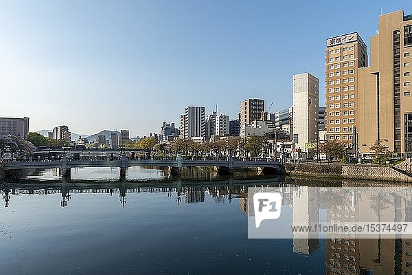 Blick über den Kyobashi-Fluss auf Wolkenkratzer  Hiroshima  Japan  Asien