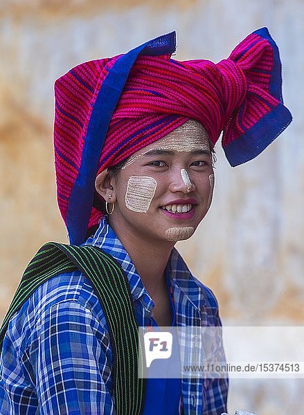 Porträt einer Frau vom Stamm der Intha  Inle-See  Myanmar  Asien