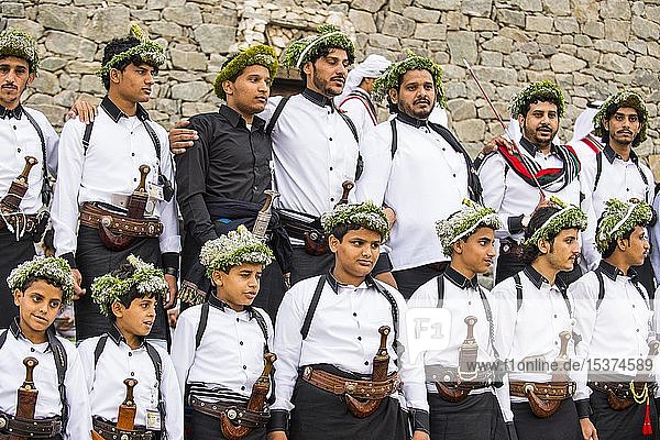 Traditionell gekleidete Kinder und Männer mit Krummdolch  Al Janadriyah Festival  Riad  Saudi-Arabien  Asien