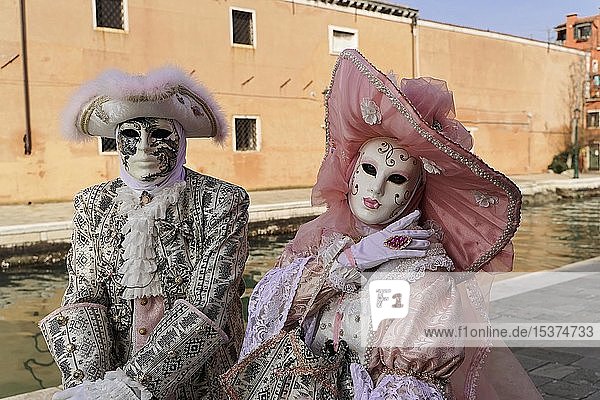 Paar mit traditionellen venezianischen Masken  Karneval in Venedig  Venetien  Italien  Europa