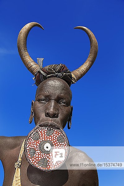 Frau mit großer Lippenplatte und Hörnern  Mursi-Stamm  Mago-Nationalpark  Region der Nationalitäten und Völker des Südens  Äthiopien  Afrika