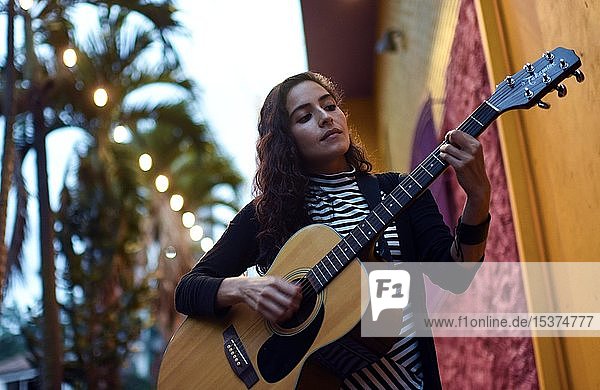 Sängerin und Songschreiberin La Lovo mit Gitarre  Medellin  Kolumbien  Südamerika