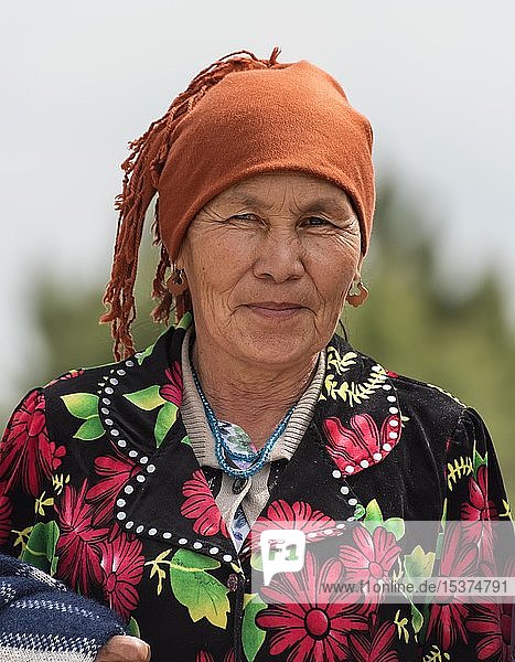 Porträt einer usbekischen Frau mit Kopftuch  Samarkand  Usbekistan  Asien