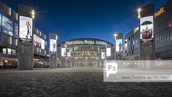 Mehrzweckhalle Mercedes-Benz Arena Berlin  Dämmerung  Friedrichshain  Berlin  Deutschland  Europa