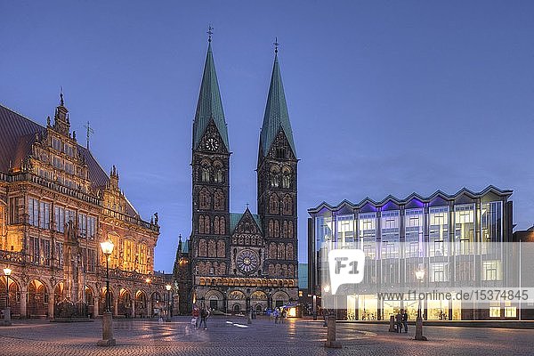 Bremer Rathaus  Dom und Parlamentsgebäude am Marktplatz in der Abenddämmerung  Bremen  Deutschland  Europa
