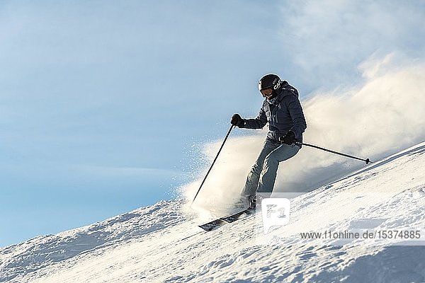 Skifahrerin Abfahrt Hohe Salve SkiWelt Wilder Kaiser Brixenthal Hochbrixen Tirol Österreich Europa