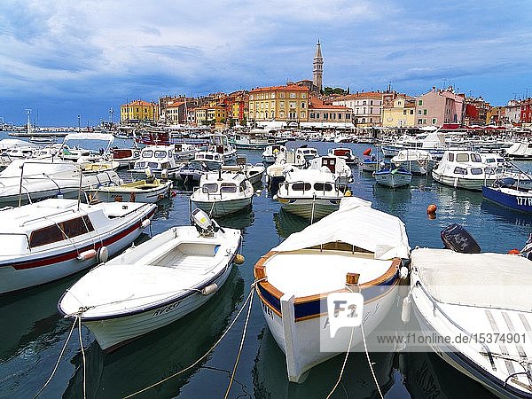 Boote im Hafen  Rovinj  Istrien  Kroatien  Europa