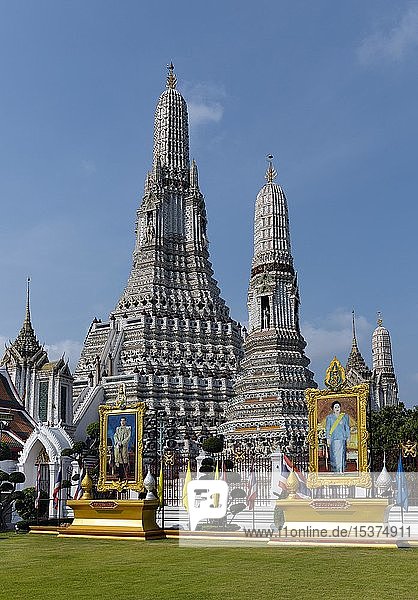 Wat Arun  Tempel der Morgenröte  Phra Prang  Hauptturm  Bilder von König Maha Vajiralongkorn und Königin Sirikit  Bezirk Bangkok Yai  Thonburi  Bangkok  Thailand  Asien