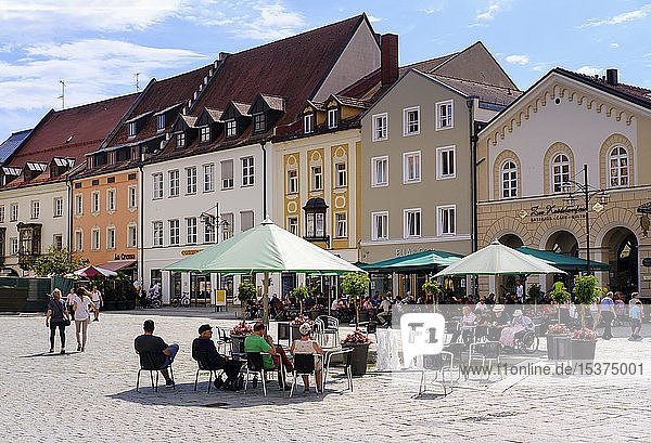 Oberer Stadtplatz mit Gastronomie  Deggendorf  Niederbayern  Bayern  Deutschland  Europa