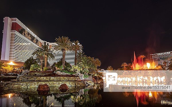 Show mit künstlichem Vulkanausbruch am Hotel The Mirage Nachtaufnahme Las Vegas Nevada USA Nordamerika