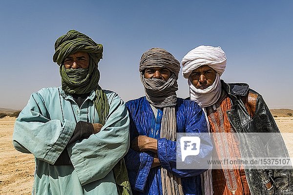 Tuareg in Pose  in der Nähe von Tamanrasset  Algerien  Afrika