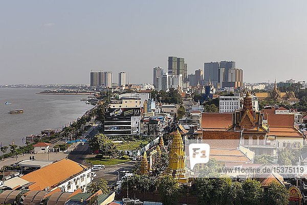 Panoramablick mit Wat Ounalom  Flussufer und Skyline von Koh Pich  Tonle Sap River  Phnom Penh  Kambodscha  Asien