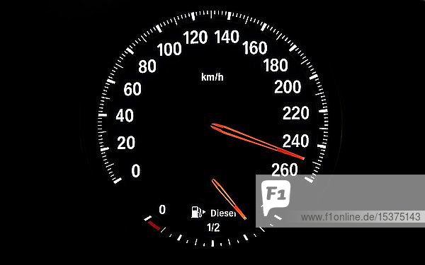 Tachometer mit Kraftstoffanzeige für Diesel Geschwindigkeit 250 km/h Symbolbild Gefahr durch überhöhte Geschwindigkeit zu schnelles Fahren Deutschland Europa